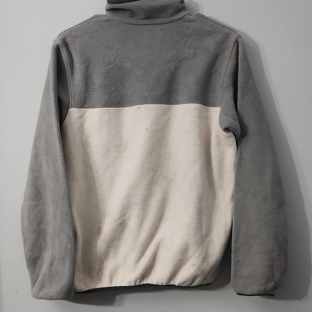 Patagonia Gray and Cream Fleece Pullover - Picture 4 of 5